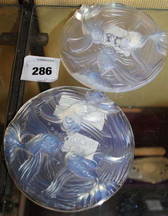 Pr glass fish stands